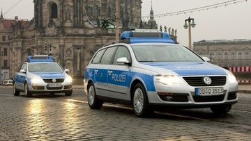 Niemcy. Policyjna obława w Dreźnie, koronasceptycy mieli planować zamach na premiera Saksonii