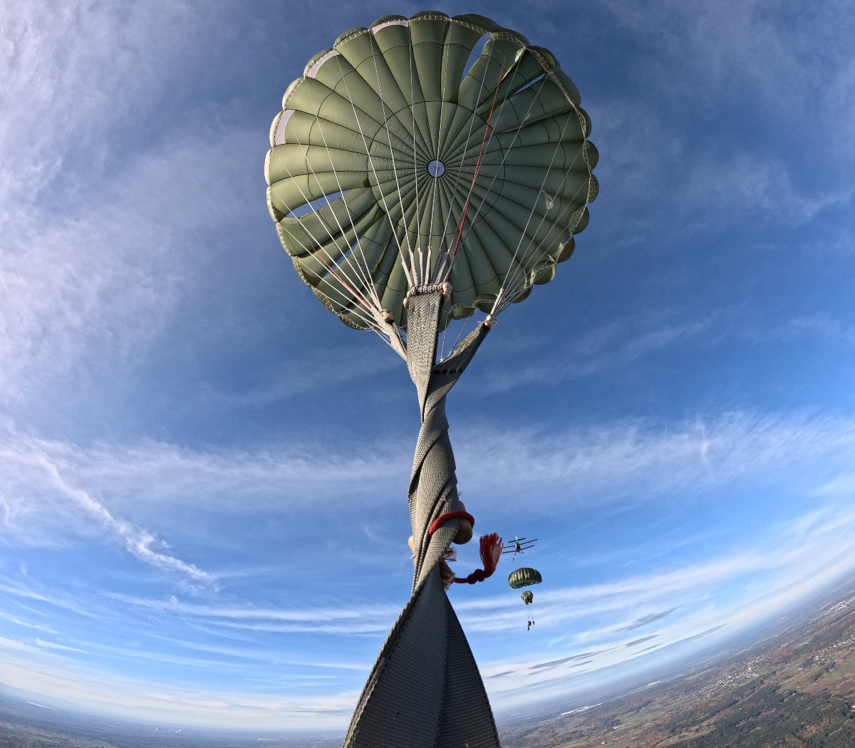 Spadochronowy skok desantowy i "młynek" skoczków w jako tako zwolnionym tempie