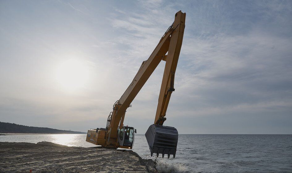Zalew Wiślany zamarznięty, ale większość prac przy budowie sztucznej wyspy wykonana