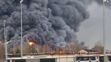 Starachowice (Świętokrzyskie). Ponad 100 strażaków walczy z pożarem na terenie zakładu Cersanit