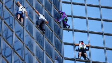 Protest przeciw paszportom covidowym. Polak wspiął się ze "Spider-Manem" na wieżowiec w Paryżu