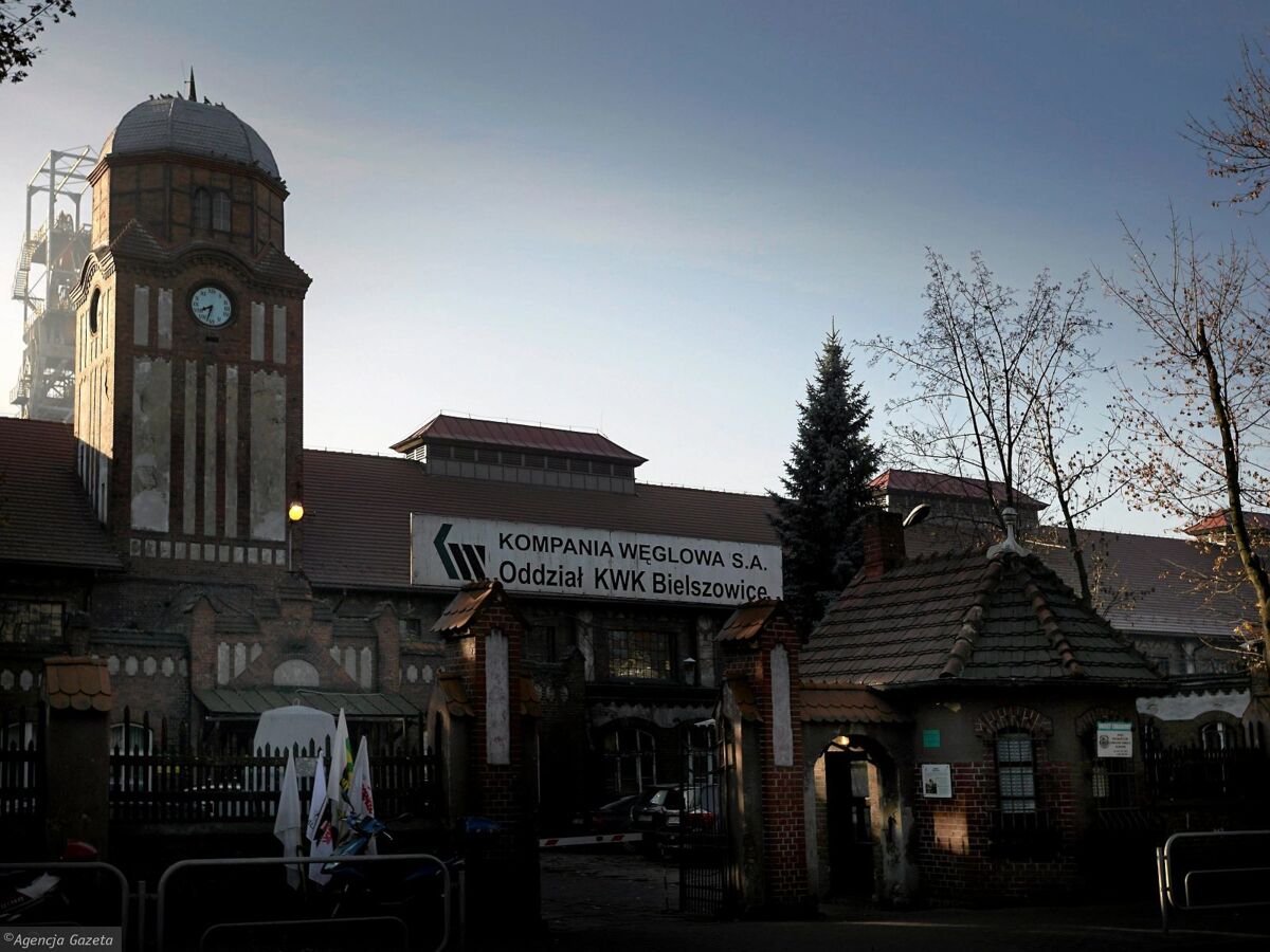 Wstrząs w kopalni Bielszowice. Jeden górnik już w szpitalu. Ratownicy nadal szukają drugiego