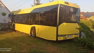 Żernica. Autobus wjechał na posesję. Staranował ogrodzenie, uszkodził skrzynkę gazową