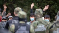 Relacja z Usnarza. "Kobiety wolą nie jeść i nie pić, bo strażnicy nie pozwalają im załatwić się w ustronnym miejscu"