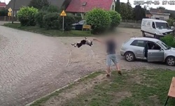 Chwycił psa i rzucił go na drogę