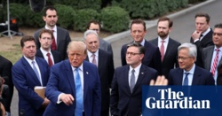Trump ogłasza „moralnie wiążące” porozumienie szefów AI, oparte na daleko idącej samokontroli branży,