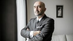 Adwokat ukarany za stanie z białą różą przy pomniku Powstania Warszawskiego. "Sędziowie, źle czynicie"