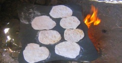 Chcesz upiec neolityczny chleb? Dzięki znalezisku z Czarnej Pustyni w Jordanii wiemy jak zrobić najstarszy chleb na świecie