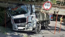 Ciężarówka wbiła się w wiadukt kolejowy w Sierakowie. Utrudnienia mogą potrwać kilka godzin