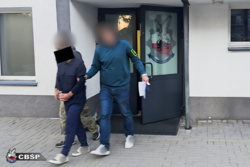 Luksusowe auta wysyłali wbrew sankcjom do Rosji i na Białoruś. Wyłudzili 40 mln VAT-u