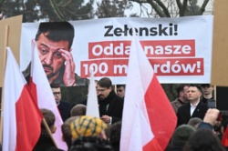 "Zełenski! Oddaj nasze 100 miliardów!". Pikieta Konfederacji przed Sejmem