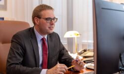 Od 2023 r. globalne firmy będą podlegać minimalnej stawce podatku 15 proc.