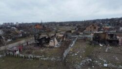 Wojna w Ukrainie. Zniszczenia i świeże groby na nagraniach z Czernihowa