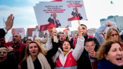 Turcja: Erdogan próbuje rozprawiać się ze swoimi przeciwnikami - od prezydentów miast aż po astrologa