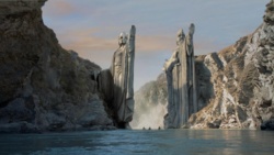 Fan LEGO stworzył imponujący zestaw z Władcy Pierścieni. Argonath zachwyca szczegółami
