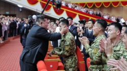 Korea Północna na froncie rosyjskim: Kim nagradza bohaterów walczących z Ukrainą - EURACTIV.pl