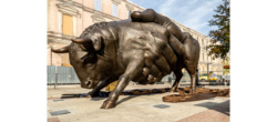 Na 160-lecie miasta w Katowicach stanęła rzeźba byka autorstwa Olbińskiego