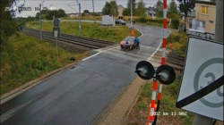 Katowice – VIDEO Jechał przez przejazd kolejowy. Nagle od auta odpadło koło.