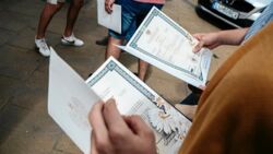 Rodzicu, bądź dumny z dziecka, nie ze świadectwa. "Zapoczątkujmy nową tradycję"