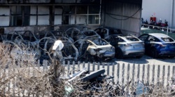 Pożar salonu Tesli w Rzymie, spłonęło kilkanaście aut. Musk grzmi