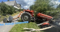 Traktorzysta z ośmioma promilami! Staranował drzewo i szopę