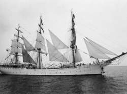 Historia jednej fotografii z Bazy Zdjęć PAP: 95 lat temu „Dar Pomorza” wpłynął do portu w Gdyni