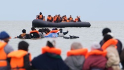 UE chce usprawnić odsyłanie migrantów przebywających bez prawa pobytu. PE poparł nowe zasady, w tym możliwość centr powrotowych poza UE