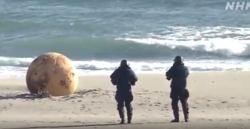 1,5-metrowa metalowa kula na plaży w Japonii