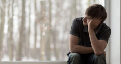 Mężczyzna, który się martwi, wcześniej choruje