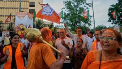 Wideo. Świętują: partia Modiego blisko przejęcia władzy w Bengalu Zachodnim