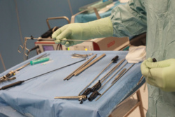 Nawet 26 tys. zł na godzinę. Afera wokół spółki neurochirurgów