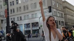 "Tajniacy zapytali, czy zetrę ten napis mordą, czy p..dą". Droga Jany Shostak do krzyku