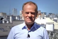 Dziennikarze biorą udział w marszu Tuska. Relacja w TVN