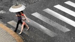 Leje i będzie lało. RCB wysyła alerty. "Jest już bliżej jesieni niż lata"