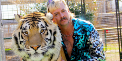 Joe Exotic - zdjęcie z planu Johna Camerona Mitchella wcielającego się w króla tygrysów