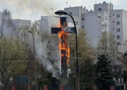 Pożar wielkiego krzyża papieskiego