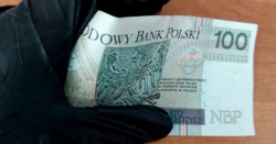 Dostał 1100 złotych mandatu i 16 punktów. Wrzucił do radiowozu stówkę i myślał, że załatwił sprawę