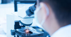 Naukowcy odmłodzili komórki skóry o 30 lat. Na razie w laboratorium