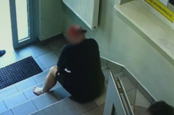 Mielec. Zuchwała kradzież w salonie jubilerskim, złodziej ukrył się w komendzie policji