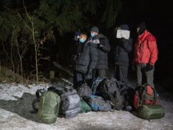 Sytuacja na granicy nie zniknęła. W lasach na Podlasiu wciąż są ludzie. "Wiązanie ich z jakimś zagrożeniem jest absurdem"