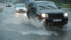 Po ulewach w Poznaniu ulice zamieniły się w rwące potoki. IMGW ostrzega przed burzami w nocy