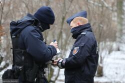 230 osób na wykładzie propagatora naturoterapii. Nikt nie miał maseczki. Policja bada sprawę