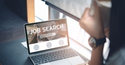 Neutralność płciowa w ogłoszeniach o pracę od 24 grudnia 2025.