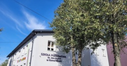 Striptiz na charytatywnym balu na rzecz uczniów podstawówki