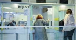 "Rekordzista" ominął 44 osoby. Wyniki kontroli po doniesieniach, że w Piasecznie politycy KO byli przyjmowani w przychodni bez kolejki