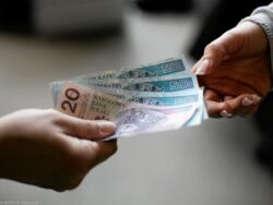 Płaca minimalna 2023 wzrośnie o 235 zł, 409 zł czy 490 zł. Propozycje są skrajne. Emocje rosną