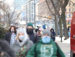 "COVID-19 nas przytłoczył. Narastają obawy, że to się nigdy nie skończy". Ekspert o fatalnych nastrojach Polaków