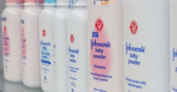 88-latka zmarła na raka. Johnson & Johnson ma zapłacić jej rodzinie 966 mln dol.