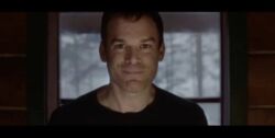 Dexter - tytułowy bohater uśmiecha się na nowym wideo promującym 9. sezon