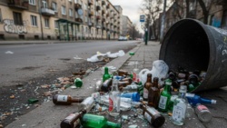 Małe butelki, wielki problem – „małpki” a system kaucyjny